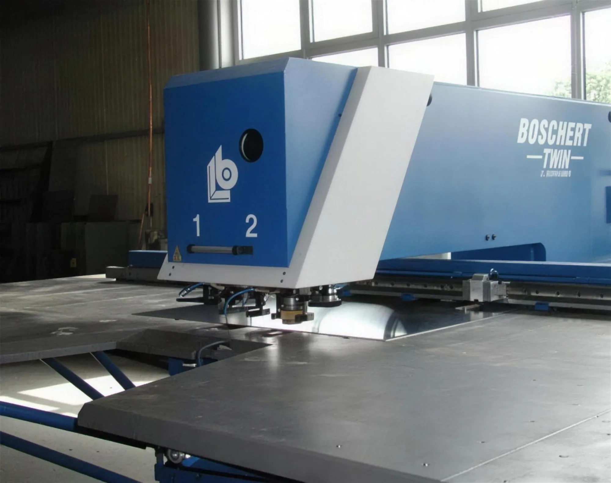CNC-Maschine mit großer Blechtafel